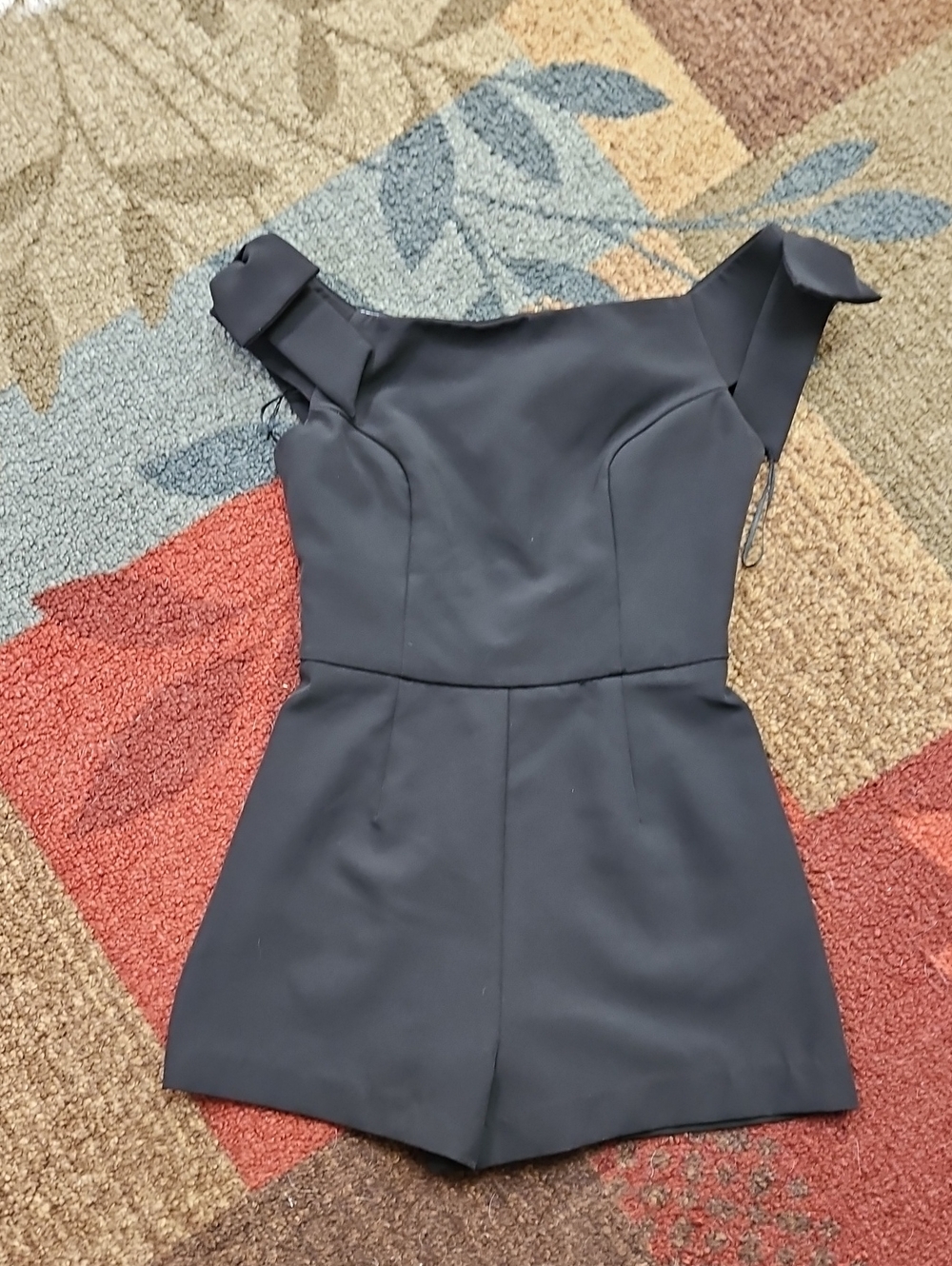 Romeo & Juliet Couture Black One-Shoulder Bow Romper